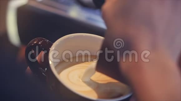 专业咖啡师从头到尾煮咖啡提供新鲜地面咖啡的冲压咖啡师倒牛奶视频的预览图