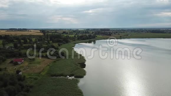 美丽的雅诺维池湖景观视频的预览图