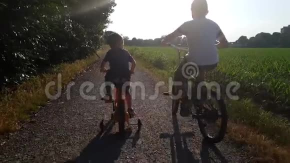 孩子们在公园里骑自行车视频的预览图