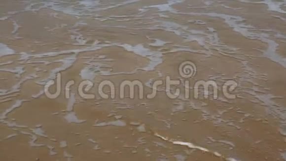 水在沙子上发出声音视频的预览图