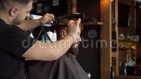 男客户理发师视频的预览图