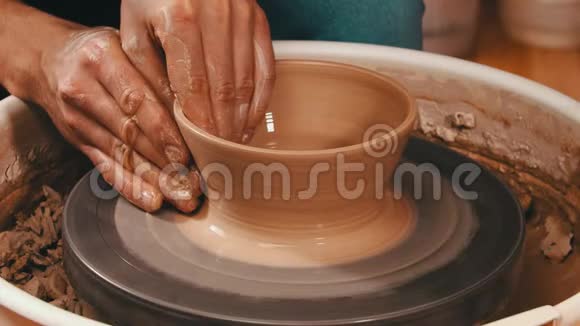 人的手在作坊里用泥塑出锅视频的预览图