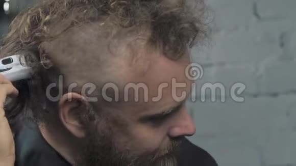有胡子的人用电动修边器剃头胡须朋克嬉皮士剃了他的莫霍克4k录像5994fps视频的预览图