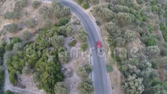 一辆挂着拖车的车在省道上视频的预览图