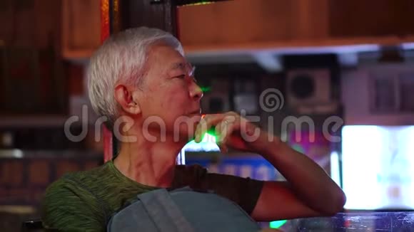 坐在电车上亚洲老人担心经济和金融问题视频的预览图