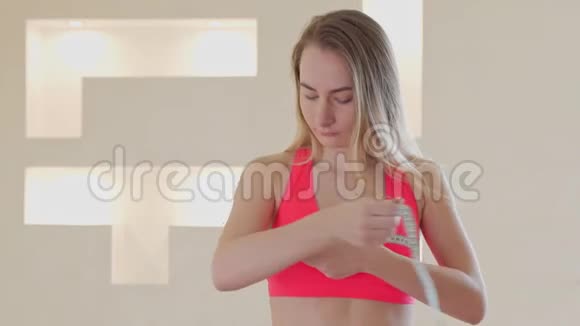 饮食健康和运动理念美丽的运动女性测量她的乳房视频的预览图