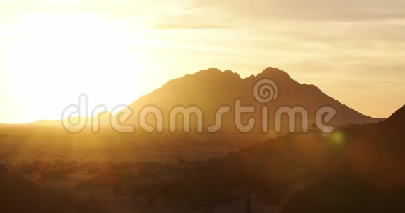 日落时间随着纳米比亚Erongo山脉景观的推移4k视频的预览图