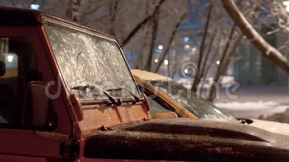 冬夜城市汽车的冰冻挡风玻璃视频的预览图