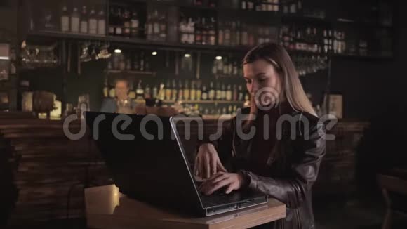 小生意女商人在咖啡馆里用笔记本电脑工作咖啡师给她带咖啡远程学习视频的预览图