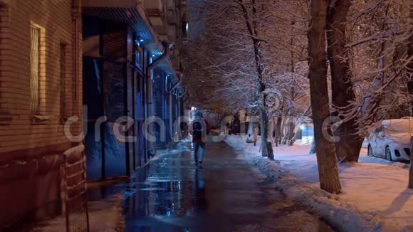 冬天雪夜的城市街道视频的预览图