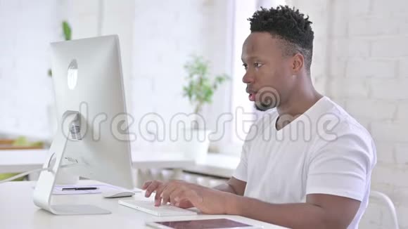疲惫的休闲非洲男人在办公室头痛视频的预览图