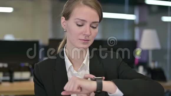 职业年轻女商人使用智能手表的画像视频的预览图