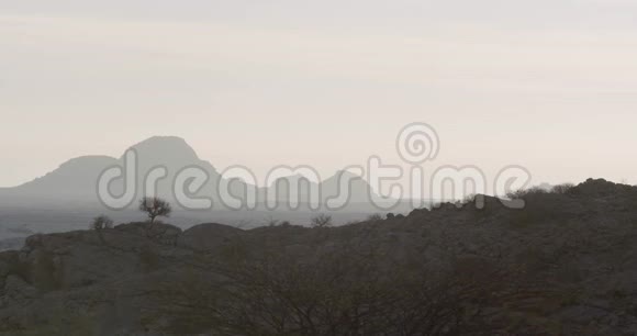 地平线上大山的剪影雾纳米比亚4k视频的预览图