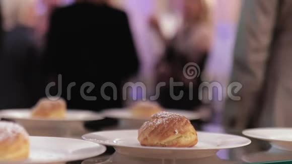 在与背景模糊的人举行的生日宴会上手拿着小面包视频的预览图