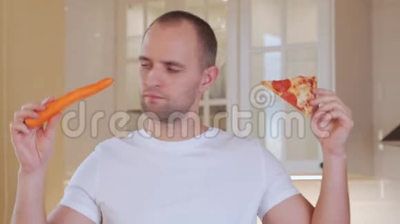 男人在厨房里选择披萨或胡萝卜视频的预览图