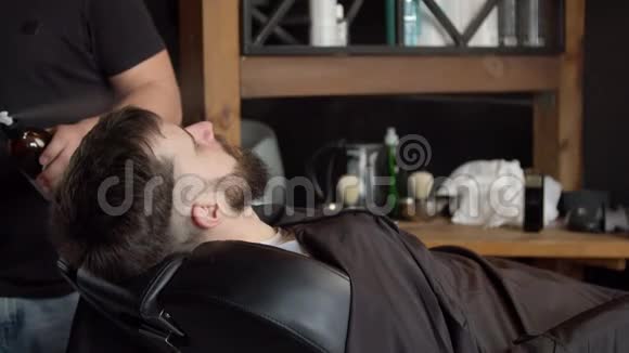 Barber向客户头部喷水视频的预览图