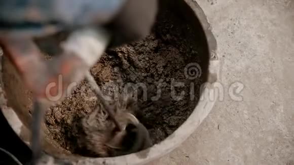 混凝土工业用搅拌机在桶中搅拌混凝土视频的预览图