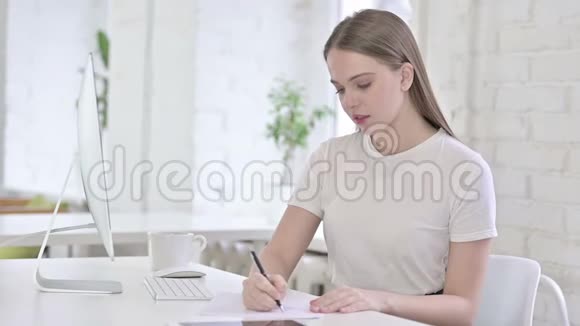 勤劳的年轻女人在办公室做文书工作视频的预览图