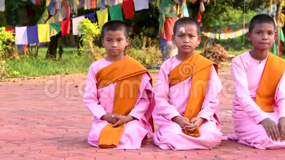 年轻的佛教僧侣在尼泊尔兰比尼的玛雅德维寺前冥想视频的预览图