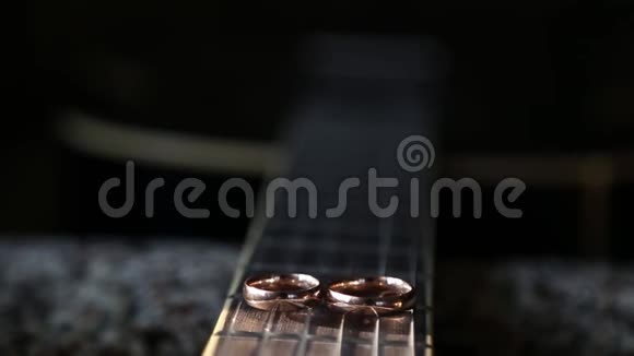 吉他弦上的结婚戒指视频的预览图