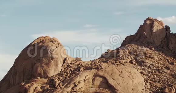 一座有很多岩石的大山的全景纳米比亚埃隆戈4k视频的预览图