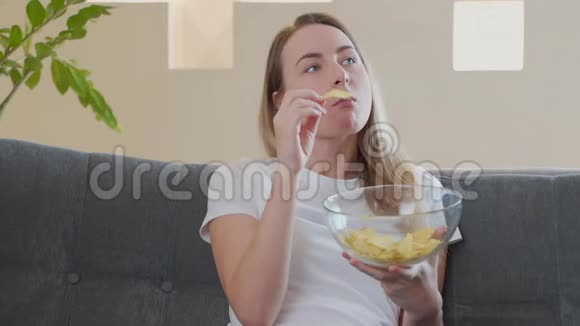 女人在沙发上吃薯片视频的预览图