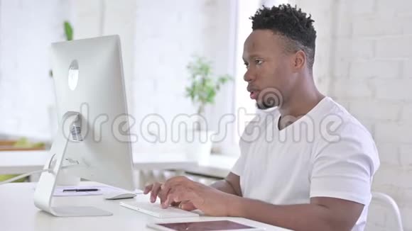 疲惫的非洲男子有背痛视频的预览图