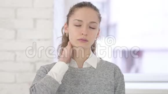 有颈部疼痛的拉丁青年妇女的肖像视频的预览图