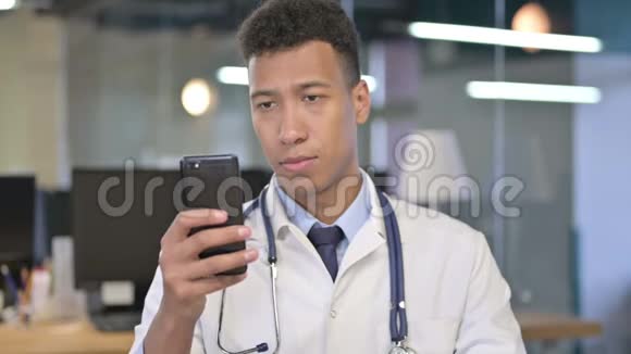 年轻医生在办公室使用智能手机的画像视频的预览图