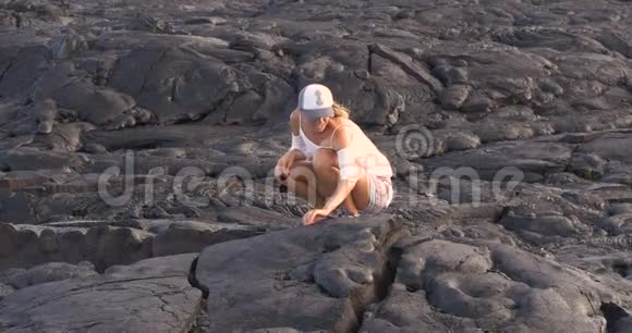 夏威夷基拉韦亚火山熔岩的女人视频的预览图