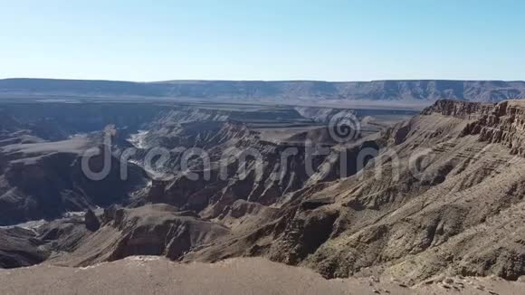 纳米比亚干燥地区美丽的峡谷蓝天高崖空中拍摄视频的预览图