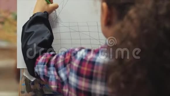 小女孩艺术家的小手小女人艺术家用画笔画出画布坐在桌子上画画布视频的预览图