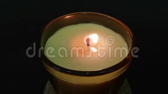 在玻璃杯里燃烧蜡烛视频的预览图