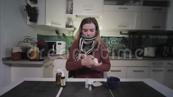 女人患感冒因厨房温度而结冰因鼻塞而受折磨并从厨房里得到水滴视频的预览图