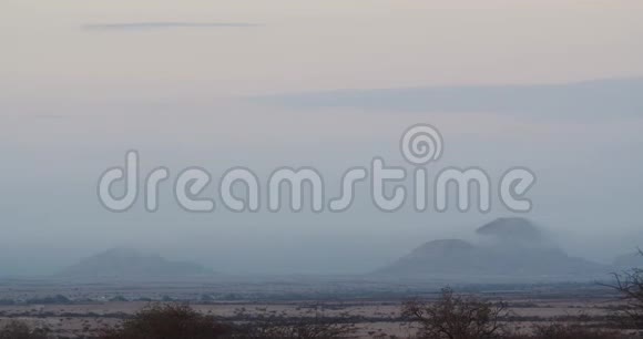 纳米比亚沙漠地区夜间过渡到早晨的时间视频的预览图