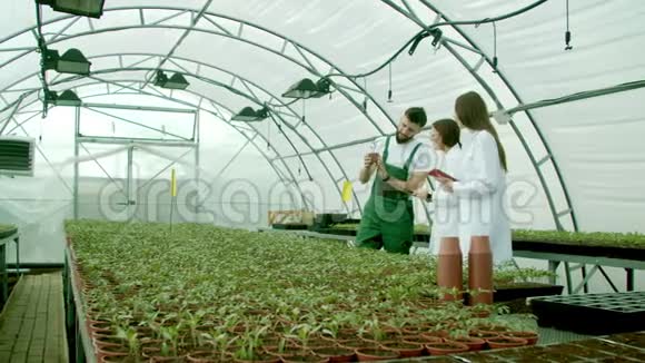 农民向科学家展示种植作物视频的预览图