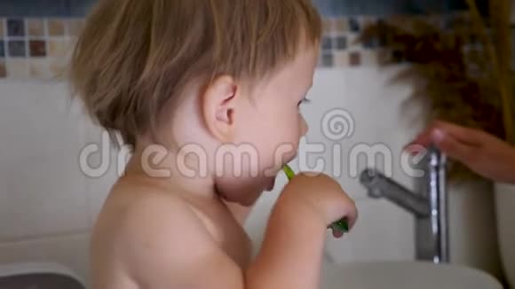 有牙刷的孩子刷牙学习如何彻底刷牙口腔医学背景儿科视频的预览图