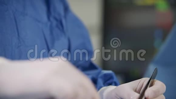 在缝合的时候要紧紧抓住外科医生的手改变焦点心脏监视器视频的预览图