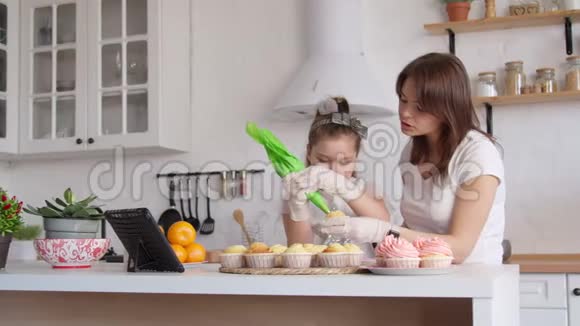 妈妈和女儿糖霜蛋糕视频的预览图
