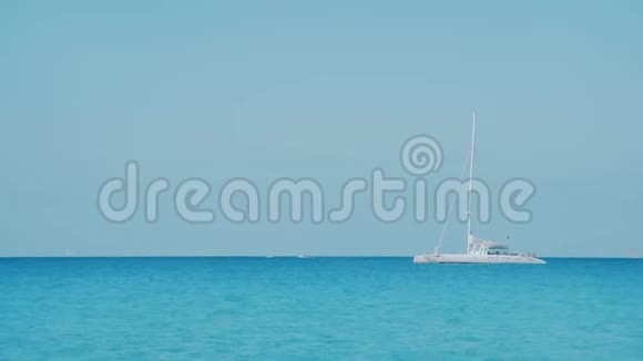 巴利阿里群岛海平线上的Formentera船视频的预览图