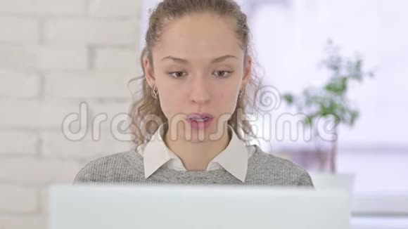 失望的年轻拉丁女子对笔记本电脑故障的反应视频的预览图
