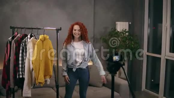 吸引人的造型师在网上博客上录制视频展示她衣柜里的时髦衣服并使用谈话和手势视频的预览图