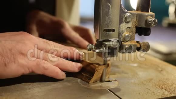 一个接合者的手的特写过程一棵树在一个带锯上制作厨房用木板制造机器视频的预览图