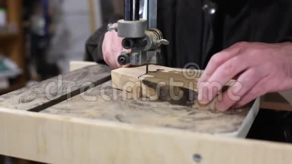 人的手在锯子上加工一棵树厨房用木板的生产制造加工中的机床视频的预览图