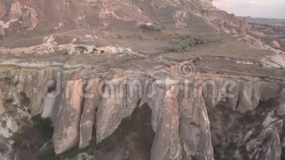 山边的巨大悬崖上有一些洞穴卡帕多西亚土耳其4k视频的预览图