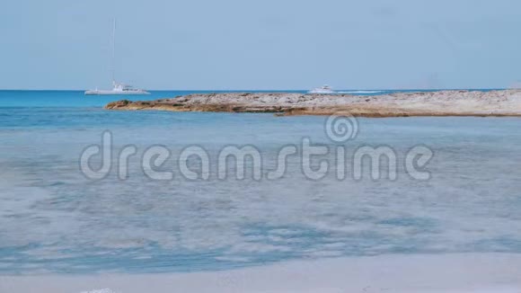 巴利阿里岛森林秘密海滩透明水视频的预览图