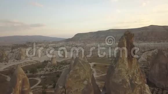 土耳其美丽的卡帕多西亚的空中镜头岩石地形晚上4k视频的预览图