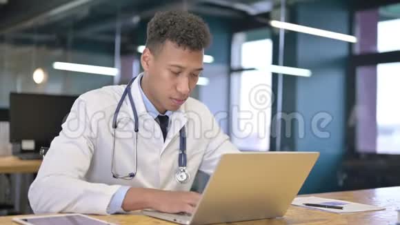 严肃的年轻医生在现代办公室里竖起大拇指视频的预览图