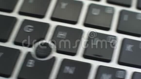 电脑键盘上的拒绝按钮母手指头按键视频的预览图