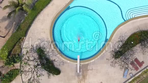 一个年轻人在室外游泳池游泳顶景视频的预览图